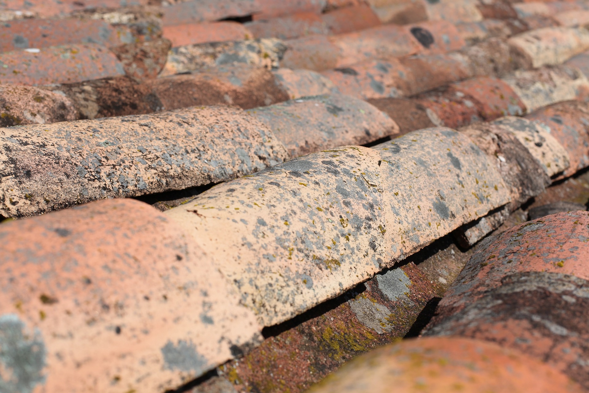 4 Signs Your Home Needs Urgent Roof Repair